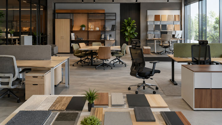 Showroom furniture kantor yang menampilkan berbagai jenis workstation, kursi kerja, lemari, dan sampel material untuk kebutuhan pengadaan perusahaan - Royal ATZ