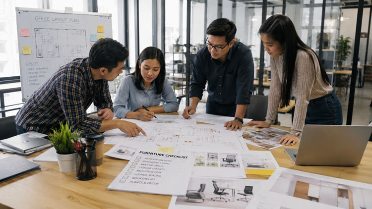 Tim perusahaan menyusun checklist furniture untuk kantor baru sambil meninjau layout ruang kerja dan kebutuhan operasional - Royal ATZ